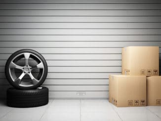 Reifen und Kartons vor einem Garagentor
