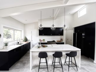 Moderne Küche in schwarz-weiß